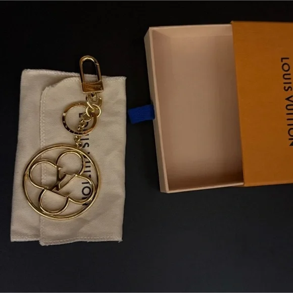 LOUIS Vuitton Key Chain - Picture 2 of 7